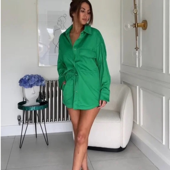 CO-ORD SET: OVERSIZED SATIN SHIRT & SHORTS - Picture 4 of 11